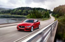 http---image.motortrend.com-f-roadtests-sedans-1409_2016_jaguar_xe_first_look-78775840-2016-jaguar-xe-front-three-quarter-in-motion