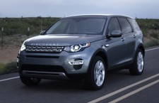 http---image.motortrend.com-f-roadtests-suvs-1409_2015_land_rover_discovery_sport_first_look-74379773-2015-land-rover-discovery-sport-film-still-front-three-quarter-in-motion-02