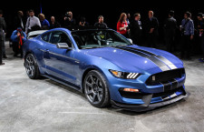 http---image.motortrend.com-f-wot-1501_ford_shelby_gt350r_mustang_blasts_detroit_with_500_plus_hp_carbon_fiber_wheels-85536470-ford-shelby-gt350r-mustang-front-three-quarters-02